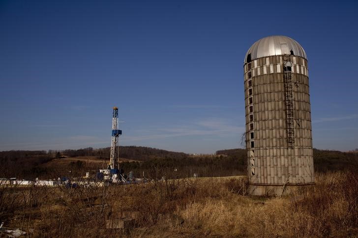 © Reuters. FILE PHOTO - A natural gas well is drilled in a rural field near Canton in Bradford County, Pennsylvania