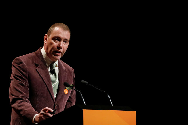 © Reuters. FILE PHOTO - Jeffrey Gundlach, CEO of DoubleLine Capital LP, presents during the 2018 Sohn Investment Conference in New York