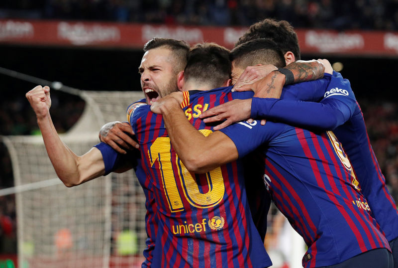 © Reuters. برشلونة يسحق أشبيلية 6-1 في عودة رائعة في كأس إسبانيا