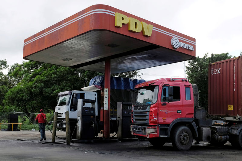 © Reuters. FILE PHOTO: The corporate logo of the Venezuelan state-owned oil company PDVSA is seen at a gas station in Cupira