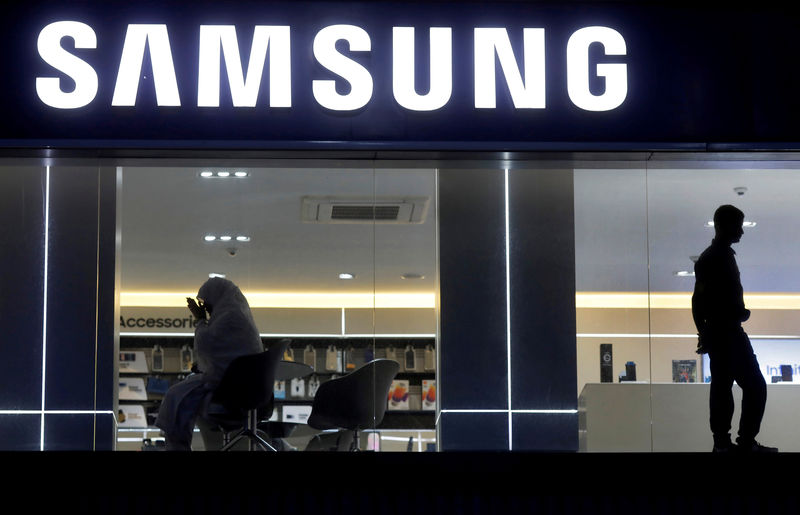 © Reuters. FILE PHOTO: A customer prays inside a Samsung showroom in New Delhi