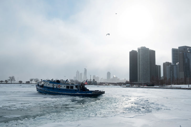 © Reuters. DOUZE MORTS PROVOQUÉES PAR UNE VAGUE DE FROID POLAIRE AUX USA