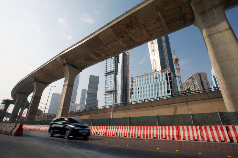 © Reuters. A car drives past a construction site of Riyadh Metro and the King Abdullah Financial District in Riyadh