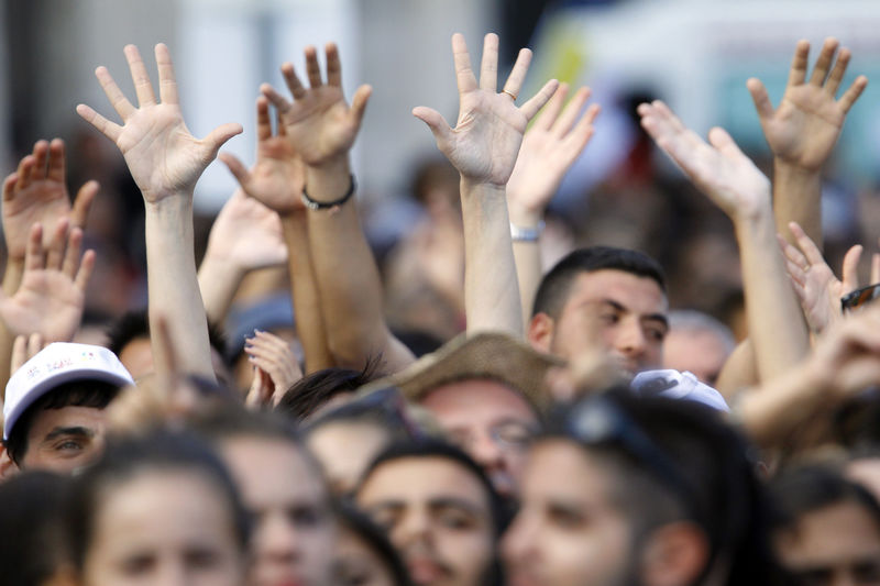 © Reuters. Giovani durante una visita del Papa a Cagliari