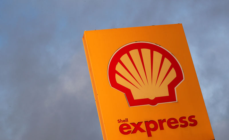 © Reuters. Логотип Royal Dutch Shell на АЗС в коммуне Синт-Питерс-Леув в Бельгии