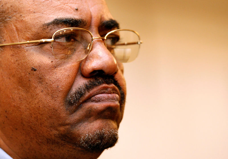 © Reuters. الرئيس السوداني يعلن إعادة فتح الحدود مع إريتريا بعد عام من إغلاقها