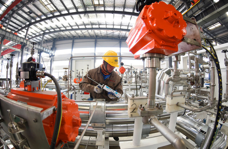 © Reuters. Trabalhador em linha de produção em fábrica da China
