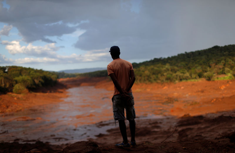 © Reuters. Voluntário que ajudou a salvar pessoas atingidas pela lama de barragem que se rompeu em Brumadinho