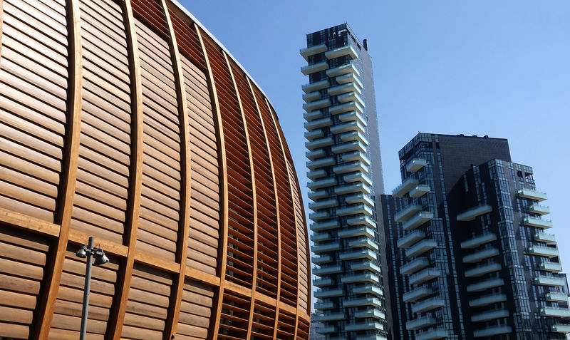 © Reuters. Buildings are seen in the Porta Nuova district in Milan
