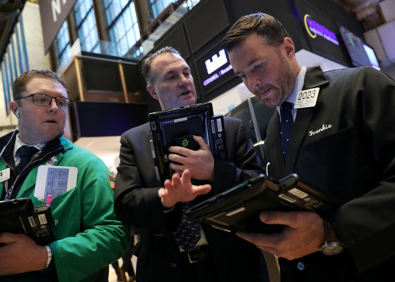 © Reuters. Traders work on the floor of the NYSE in New York