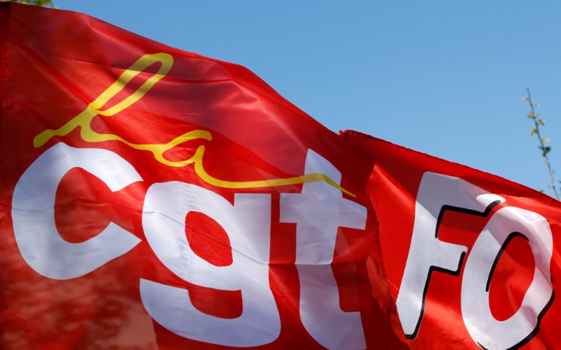 © Reuters. French Force Ouvriere (FO) labour union and French CGT trade union flags are seen during May Day march in Paris,