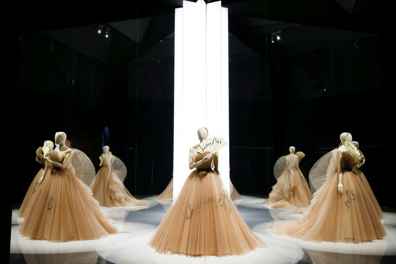 © Reuters. Famosos diseños de Dior se expondrán en Londres