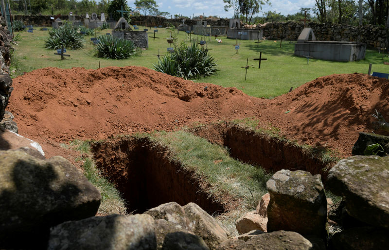 © Reuters. Covas para enterro de vítimas de tragédia de Brumadinho