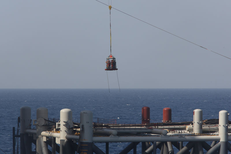 © Reuters. An aerial view shows workers as they arrive at the newly arrived foundation platform of Leviathan natural gas field, in the Mediterranean Sea, off the coast of Haifa