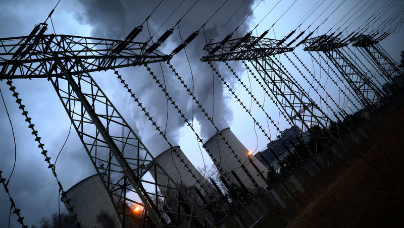 © Reuters. FILE PHOTO: Water vapour rises from the cooling towers of the Jaenschwalde lignite-fired power plant of Lausitz Energie Bergbau in Jaenschwalde