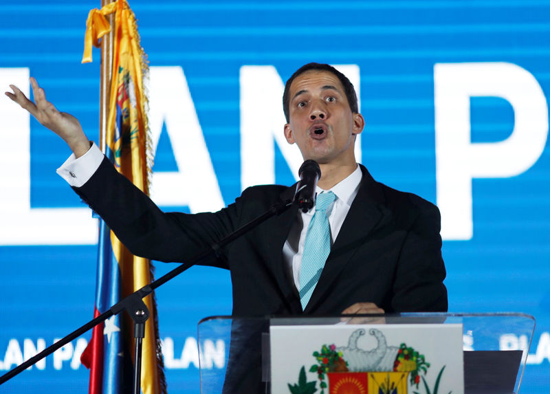 © Reuters. Guaidó denuncia que las fuerzas especiales están fuera de su casa