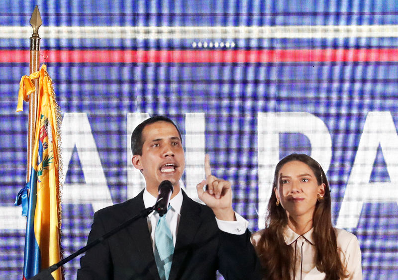 © Reuters. Líder da oposição venezuelana, Juan Gauidó, ao lado da mulher, Fabiana Rosales