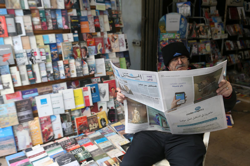 © Reuters. Homem lê jornal libanês Al-Mustaqbal em Beirute