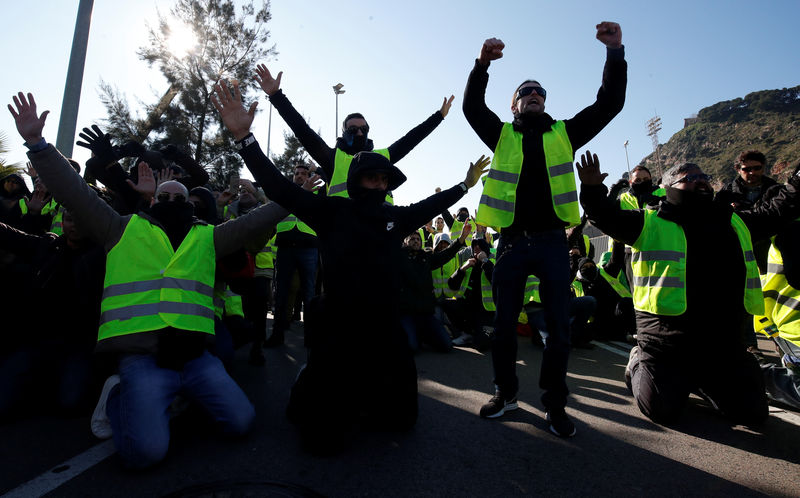 © Reuters. Taxistas gesticulam durante greve contra aplicativos de transportes em Barcelona