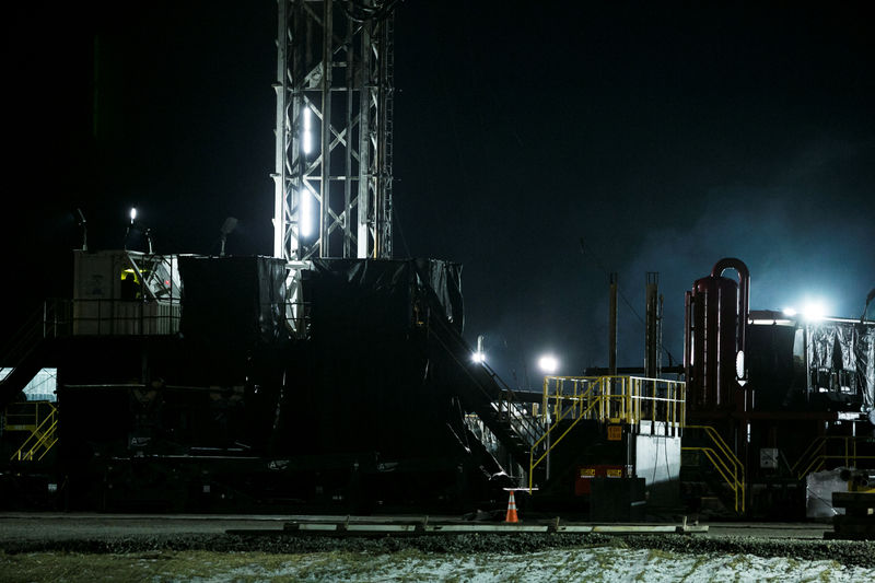 © Reuters. FILE PHOTO: A natural gas rig is pictured in Springfield Township Pennsylvania