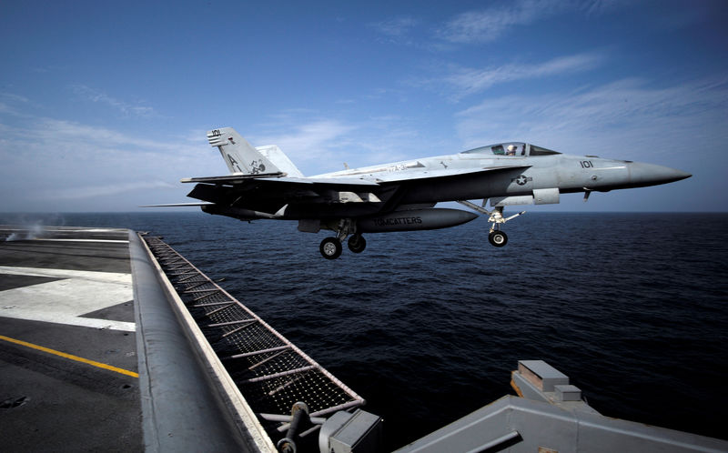 © Reuters. FILE PHOTO: An F/A-18E Super Hornet of Strike Fighter Squadron (VFA) 31, is catapulted off the flight deck of the U.S. aircraft carrier, USS George H. W. Bush in Gulf of Oman