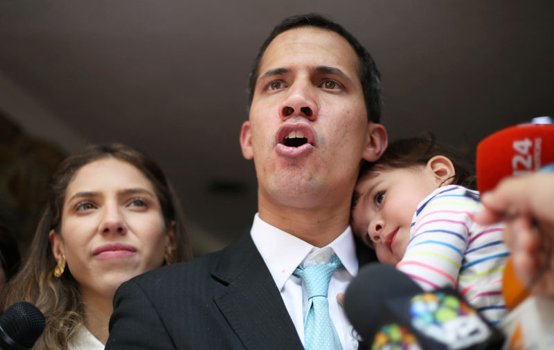 © Reuters. Juan Guaidó com a filha no colo e ao lado da esposa, Fabiana Rosales, em sua casa em Caracas