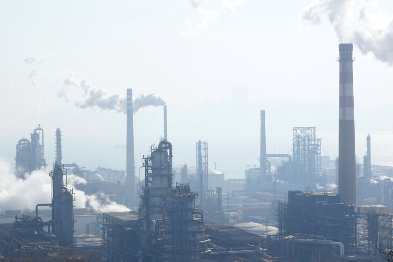 © Reuters. FILE PHOTO:  China National Petroleum Corporation (CNPC)'s Dalian Petrochemical Corp refinery is seen in Dalian, Liaoning