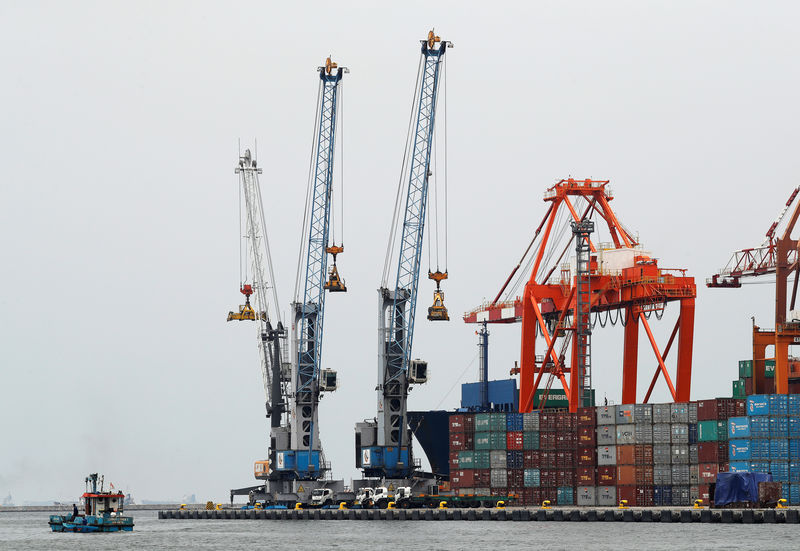 © Reuters. A tug boat as seen near a stack of containers at Tanjung Priok port in Jakarta