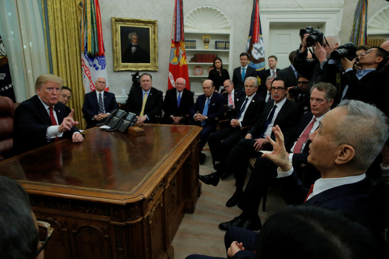 © Reuters. El presidente de Estados Unidos, Donald Trump, habla durante una reunión con el viceprimer ministro chino, Liu He, en la Oficina Oval de la Casa Blanca