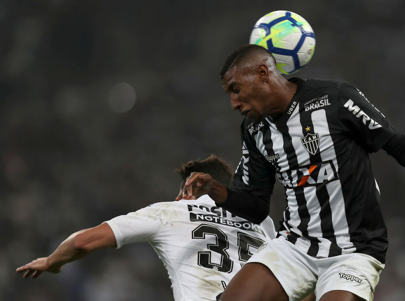 © Reuters. Foto de archivo de Emerson (D) en un partido de  Atletico Mineiro con Corinthians por el Brasileirao