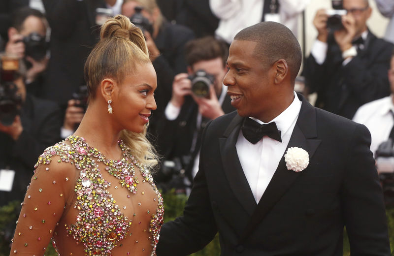 © Reuters. Imagen de archivo de Beyonce y su marido Jay-Z a su llegada a la Gala 2015 del Instituto de Vestuario del Museo Metropolitano de Arte en Manhattan