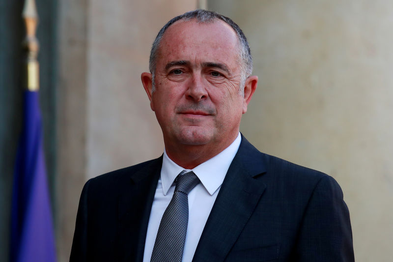 © Reuters. FILE PHOTO:  Didier Guillaume, newly-named French Minister of Agriculture and Food,  arrives to attend the weekly cabinet meeting at the Elysee Palace in Paris