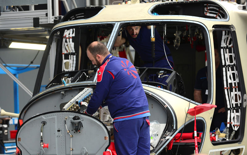 © Reuters. Al lavoro su un modello di elicottero AgustaWestland AW189nella fabbrica di Leonardo a Vergiate