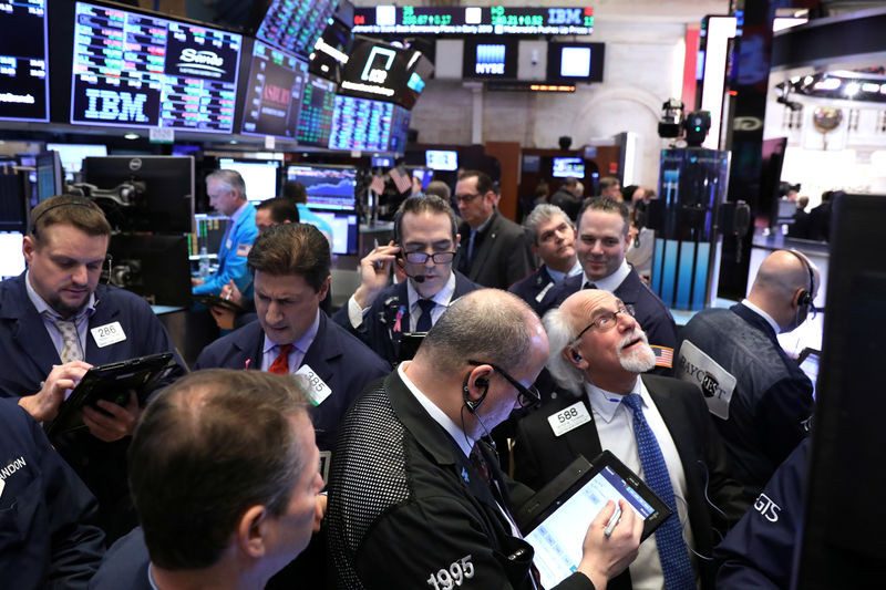 © Reuters. Traders work on the floor of the NYSE in New York