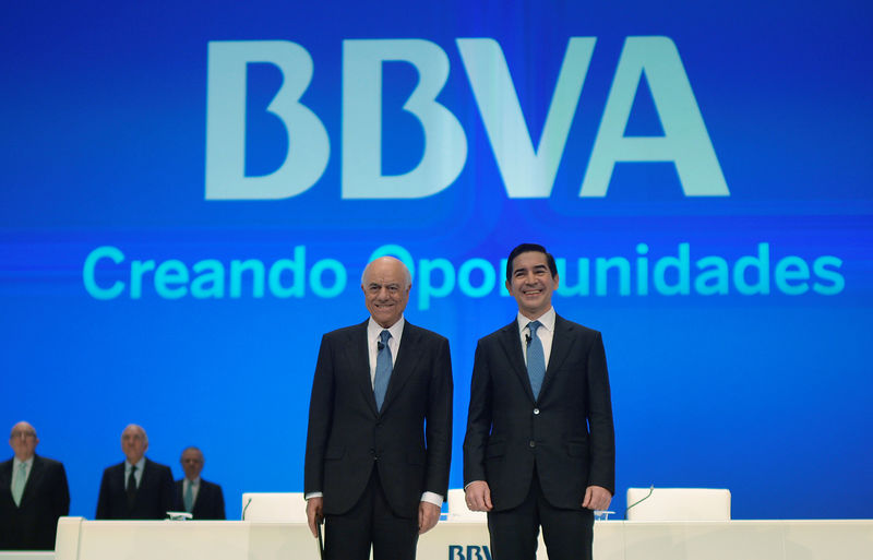 © Reuters. El presidente ejecutivo de BBVA, Francisco González, y el consejero delegado, Carlos Torres Vila, durante una junta de accionistas en el Palacio Euskalduna en Bilbao, España.