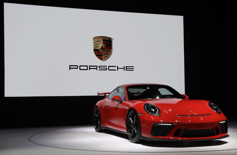 © Reuters. Porsche 911 GT3 is displayed at the 2017 New York International Auto Show in New York