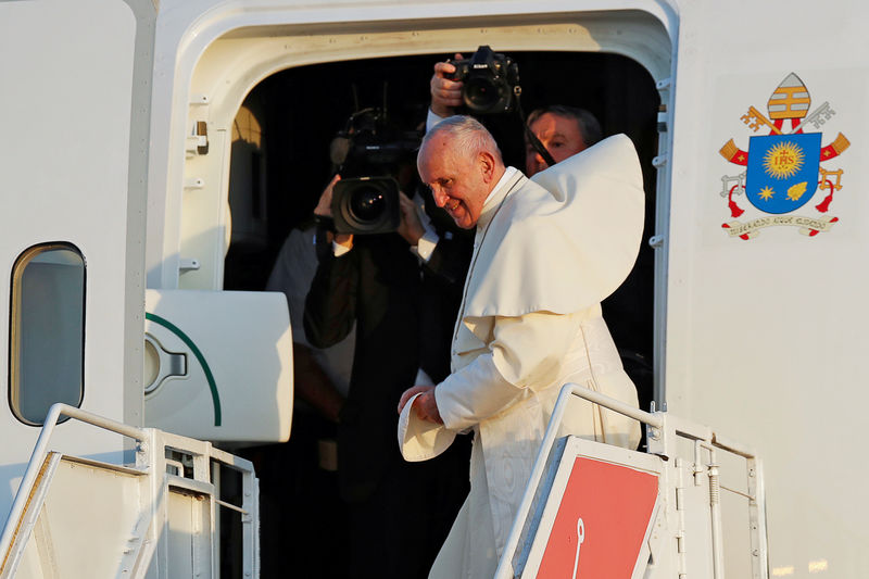 © Reuters. FILE PHOTO: Pope Francis visits Panama for World Youth Day