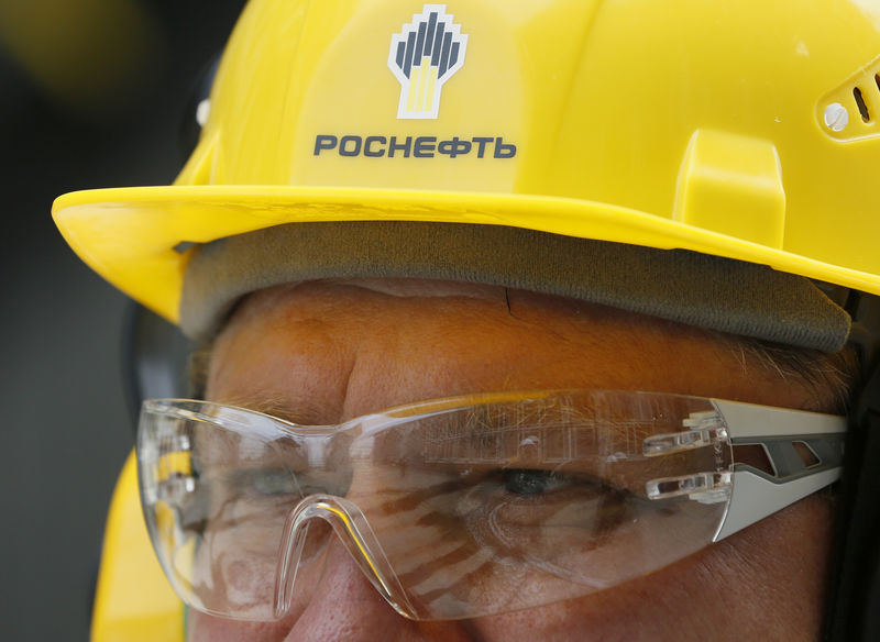 © Reuters. An employee works at the Achinsk refinery owned by Rosneft in Krasnoyarsk Region