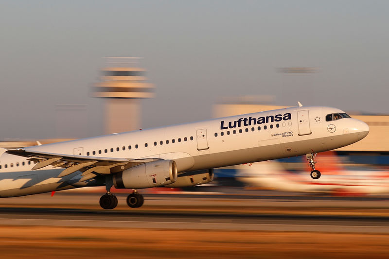 © Reuters. A Lufthansa airplane takes off from the airport in Palma de Mallorca
