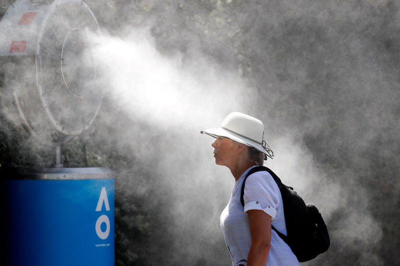 © Reuters. Pessoa se refresca em Melbourne, na Austrália