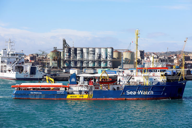 © Reuters. خفر السواحل الإيطالي يحتجز سفينة لإنقاذ المهاجرين في ميناء بصقلية