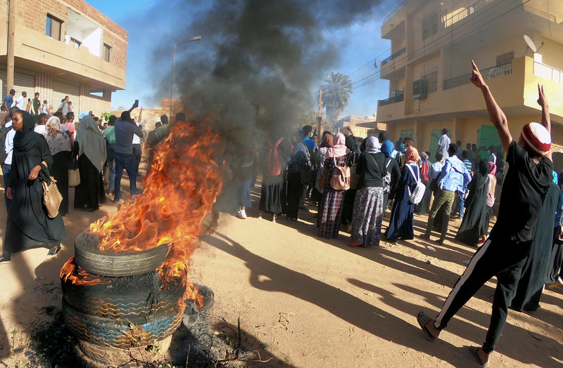 © Reuters. الشرطة السودانية تطلق الغاز المسيل للدموع لتفريق مئات المحتجين في أم درمان