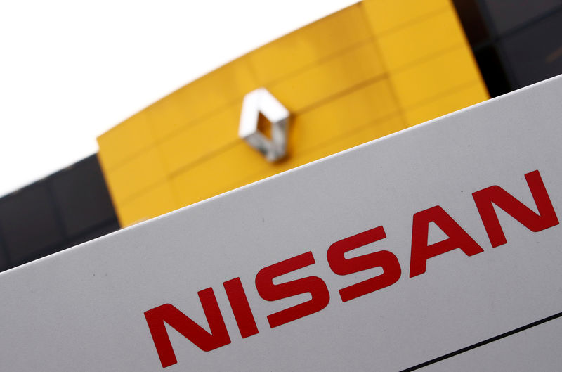 © Reuters. FILE PHOTO: The logos of car manufacturers Renault and Nissan in front of a common dealership of the companies in Saint-Avold