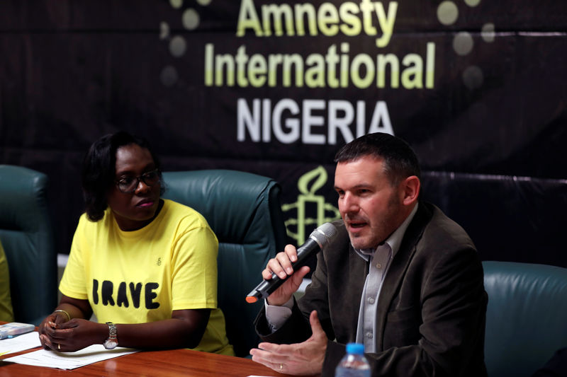 © Reuters. Representantes da Anistia Internacional durante entrevista na Nigéria