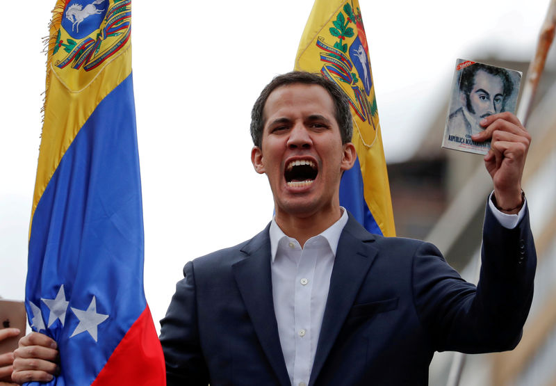 © Reuters. FOTO DE ARCHIVO: Juan Guaidó, presidente de la Asamblea Nacional de Venezuela, sostiene una copia de la Constitución venezolana durante una manifestación contra el gobierno de Nicolás Maduro y para conmemorar el 61 aniversario del fin de la dictadura de Marcos Pérez Jiménez en Caracas