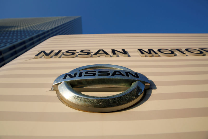 © Reuters. FILE PHOTO: The Nissan logo is seen at Nissan Motor's global headquarters building in Yokohama
