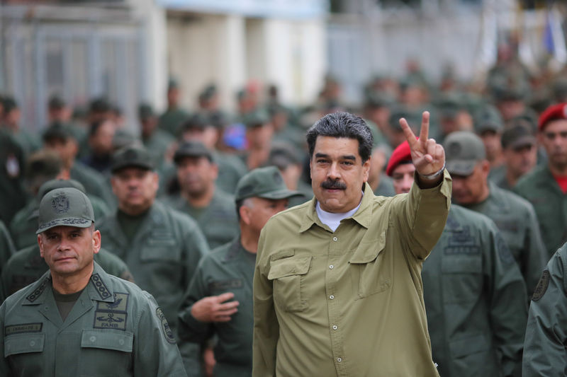 © Reuters. El presidente de Venezuela, Nicolás Maduro, gesticula durante una reunión realizada esta semana con soldados en una base militar en Caracas.