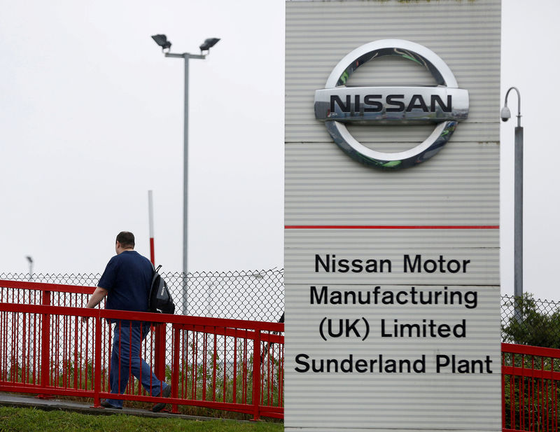 © Reuters. FILE PHOTO: A Nissan logo is seen at a car dealership in Sunderland