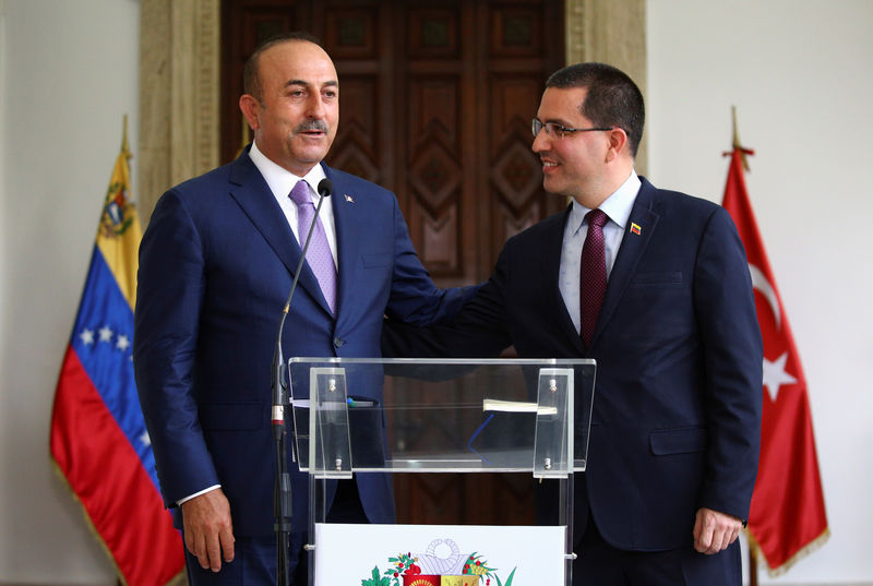 © Reuters. IMAGEN DE ARCHIVO-El ministro de Relaciones Exteriores de Turquía, Mevlut Cavusoglu (derecha), y su par venezolano Jorge Arreaza, durante una rueda de prensa en Caracas.