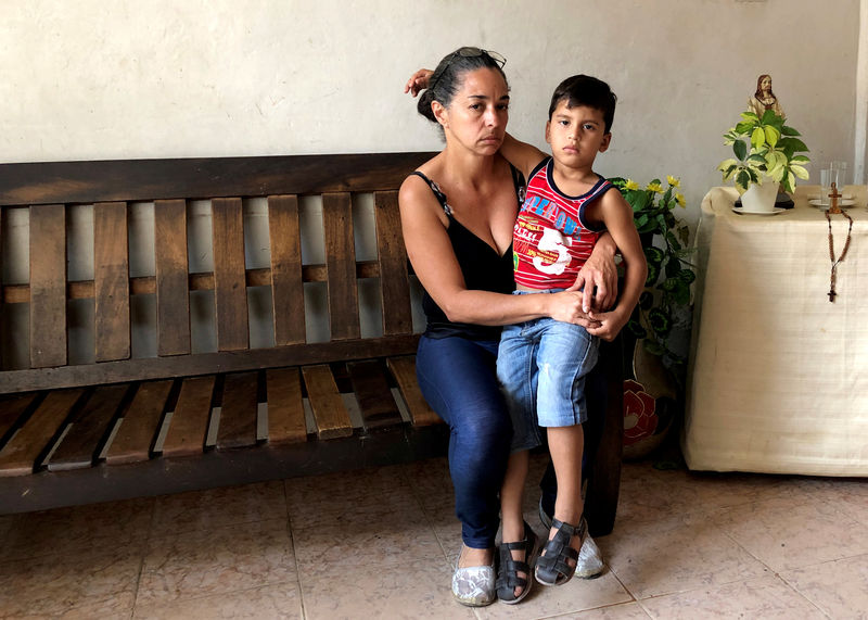 © Reuters. Isabel Pino, madre de Yohendry Fernández, un joven de 27 años muerto el 24 de enero tras protestas contra el presidente Nicolás Maduro, posa para una foto durante una entrevista con Reuters en el barrio de José Felix Ribas en Caracas.